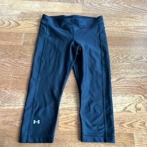 Under Armour black leggings cropped probably a size medium see pics